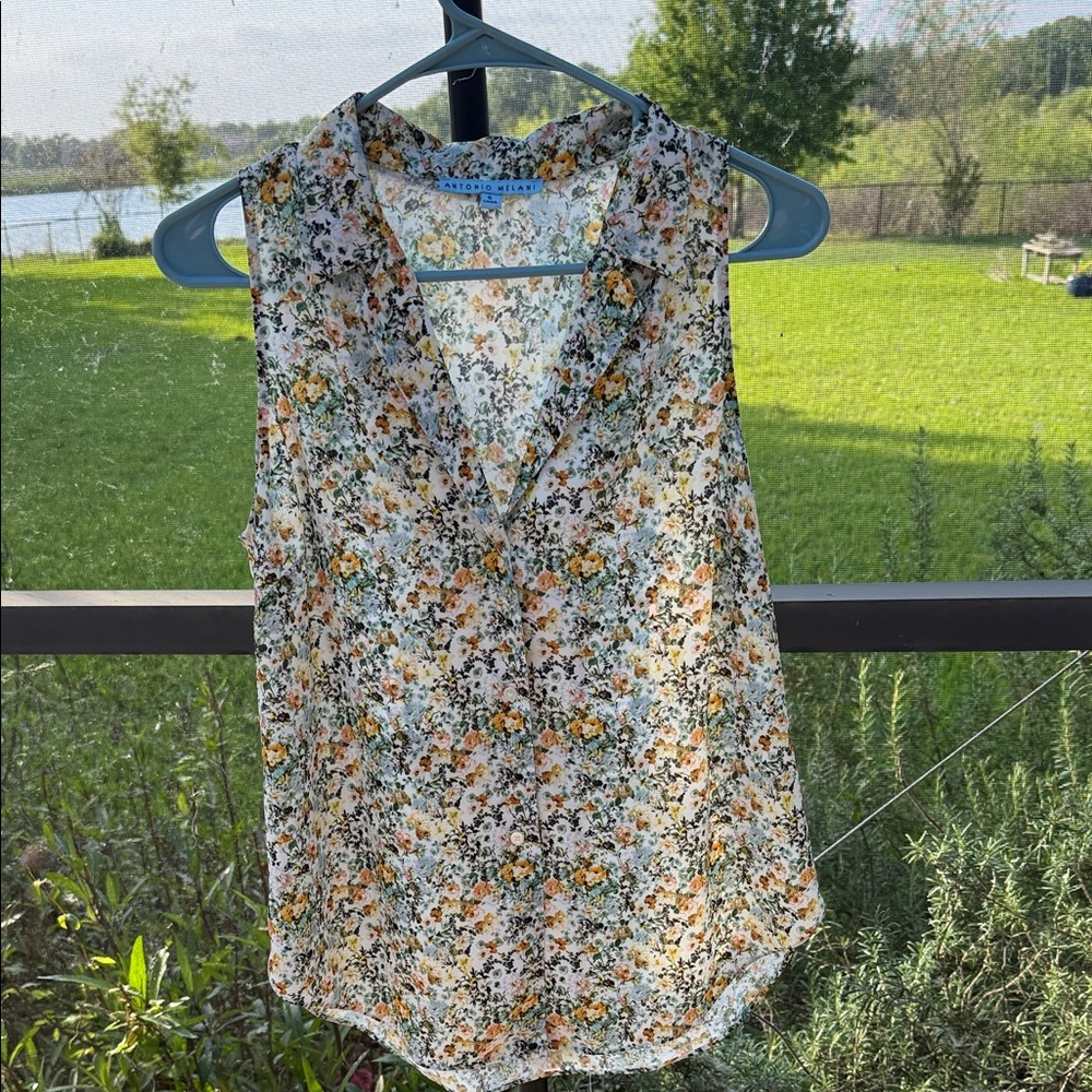ANTONIO MELANI Floral Sleeveless V-Neck Blouse with Yellow & Green Accents